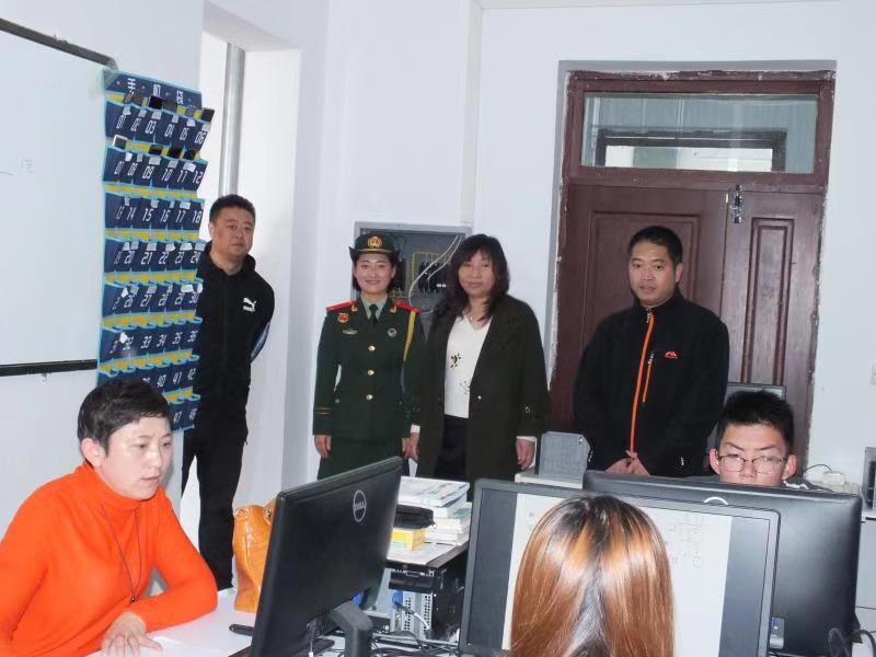 參加新中國70周年閱兵女兵方隊李玲玲同學載譽返校 參加新中國70周年閱兵女兵方隊李玲玲同學載譽返校