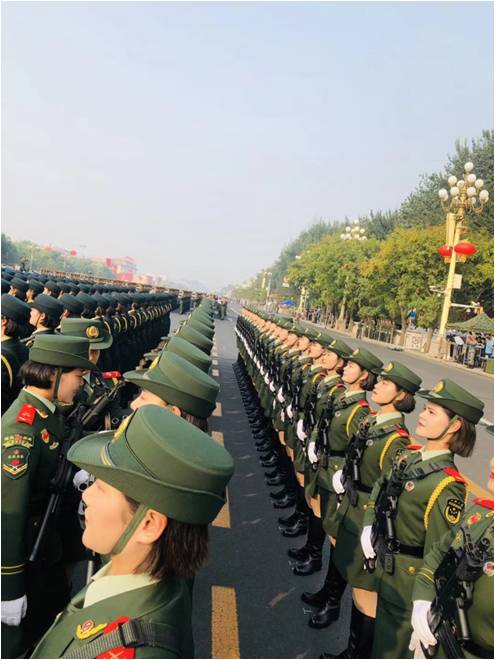 參加新中國70周年閱兵女兵方隊李玲玲同學載譽返校 參加新中國70周年閱兵女兵方隊李玲玲同學載譽返校