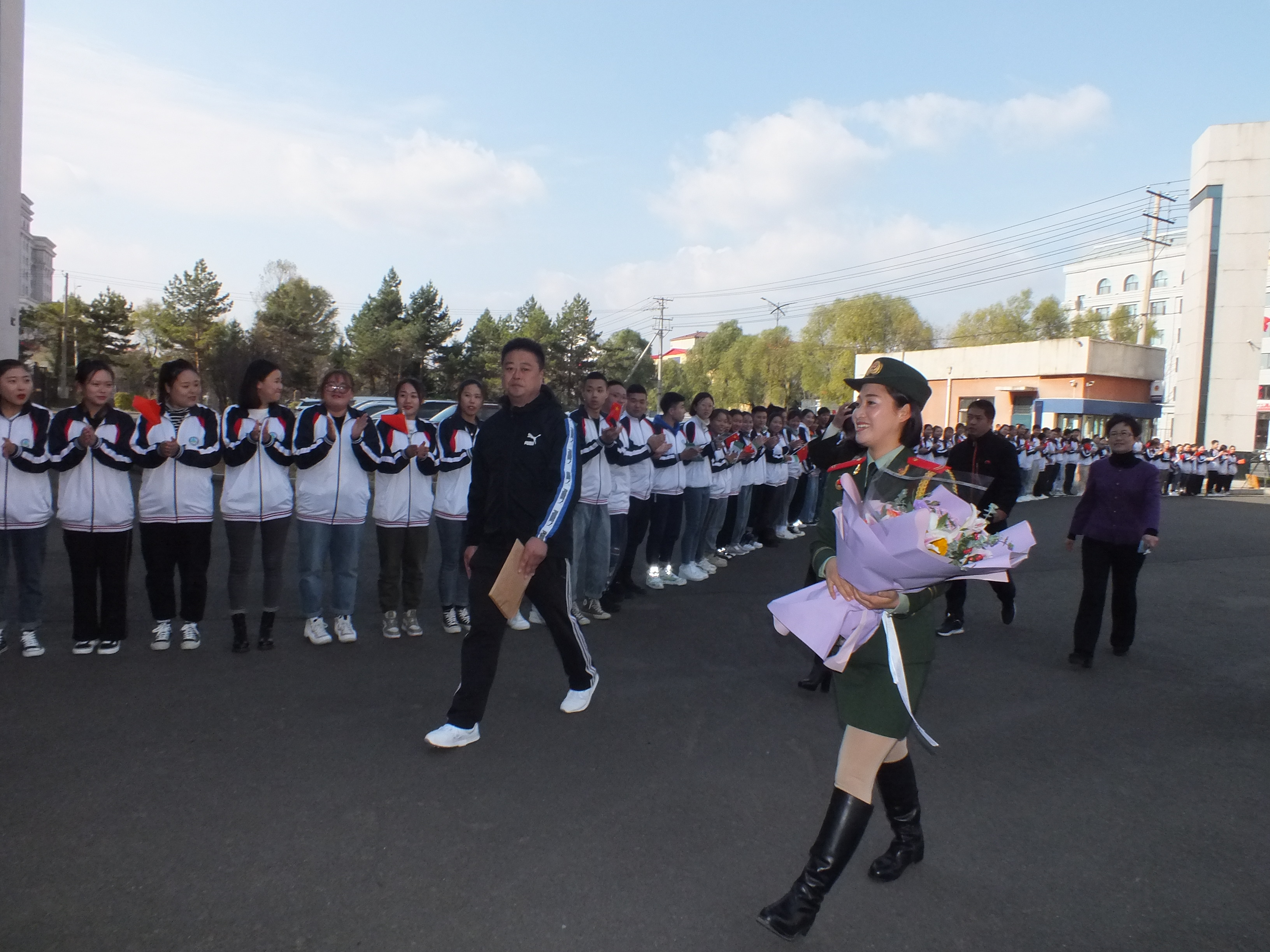 參加新中國70周年閱兵女兵方隊李玲玲同學載譽返校 參加新中國70周年閱兵女兵方隊李玲玲同學載譽返校