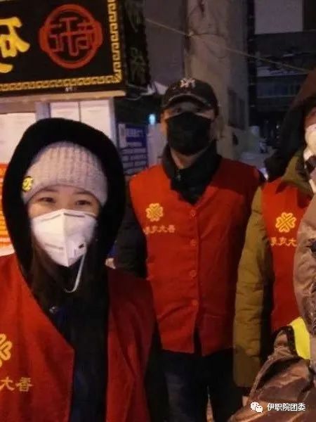 職院學子用實際行動踐行“雷鋒”精神 職院學子用實際行動踐行“雷鋒”精神