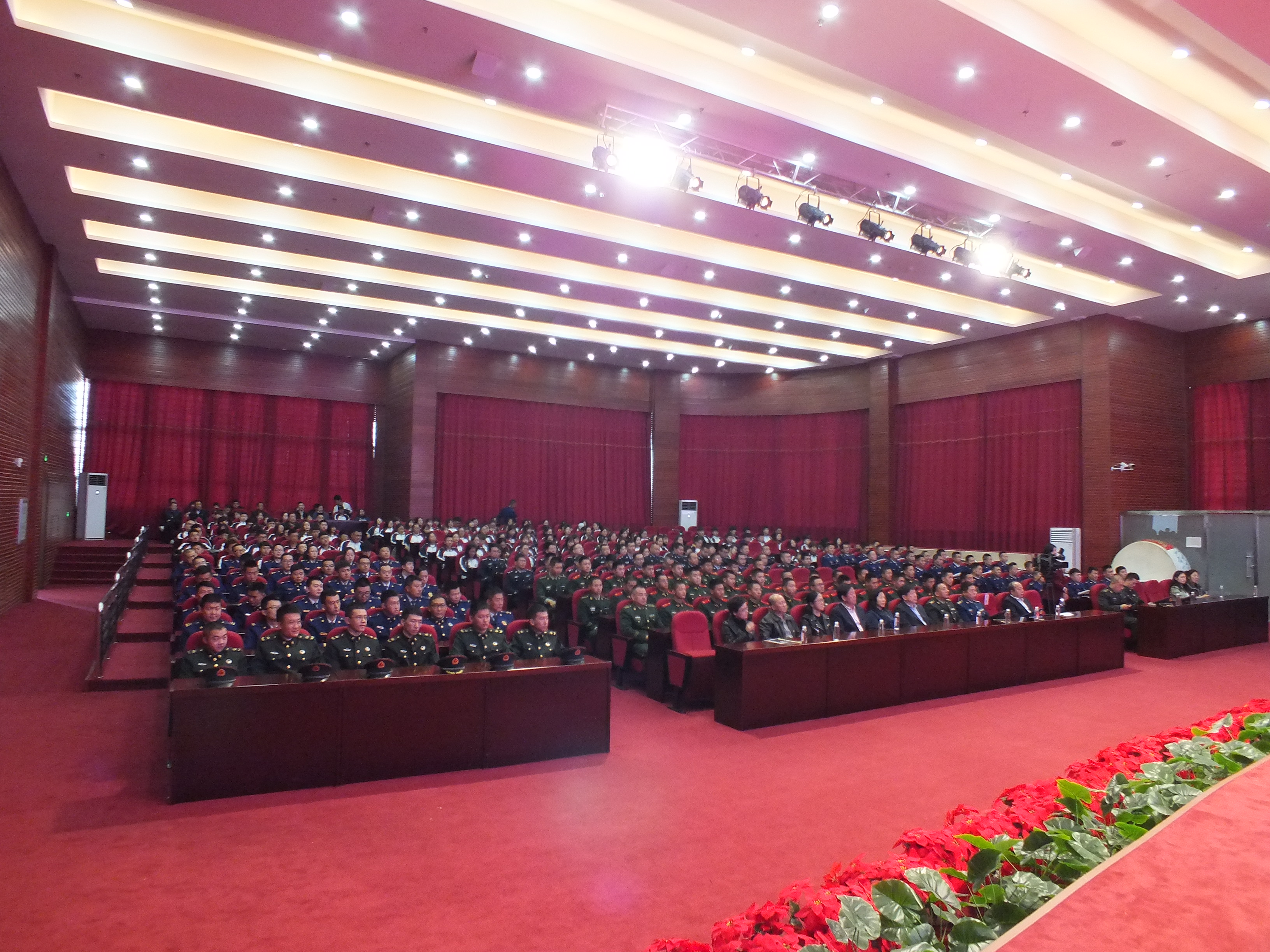 參加新中國70周年閱兵女兵方隊李玲玲同學載譽返校 參加新中國70周年閱兵女兵方隊李玲玲同學載譽返校