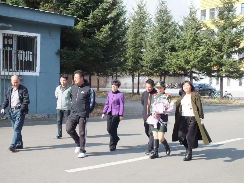參加新中國70周年閱兵女兵方隊李玲玲同學載譽返校 參加新中國70周年閱兵女兵方隊李玲玲同學載譽返校